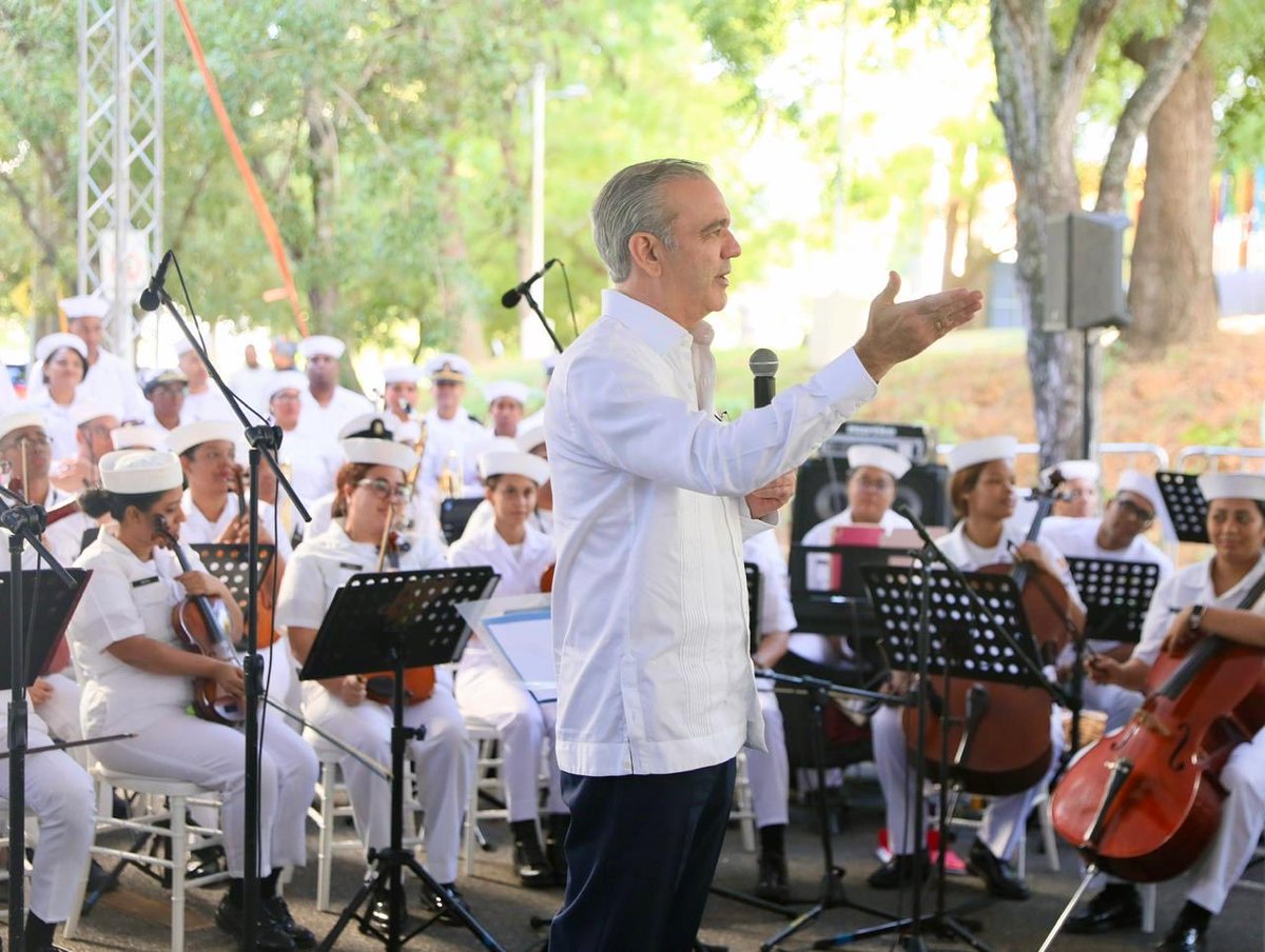 En Santiago, el presidente <a href="/LuisAbinader/">Luis Abinader</a> compartió villancicos navideños con familias, juntas de vecinos, miembros de la parroquia y niños del entorno de la Casa Presidencial, en un ambiente de cercanía y espíritu navideño.

🔗 Amplía en prensadelpresidente.gob.do