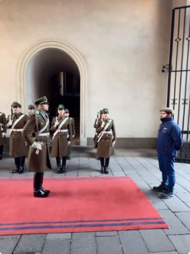 -Señor, que desea?
- Soy el maestro, vengo a construirle la pieza al presidente Kast