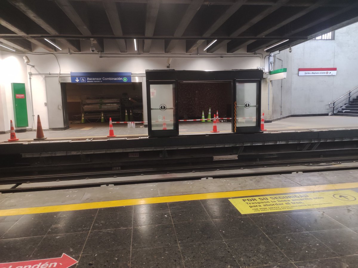 PanConKisu's tweet image. Fuí a San Pablo y a si que estas van a ser las puertas de Línea 1 del metro
