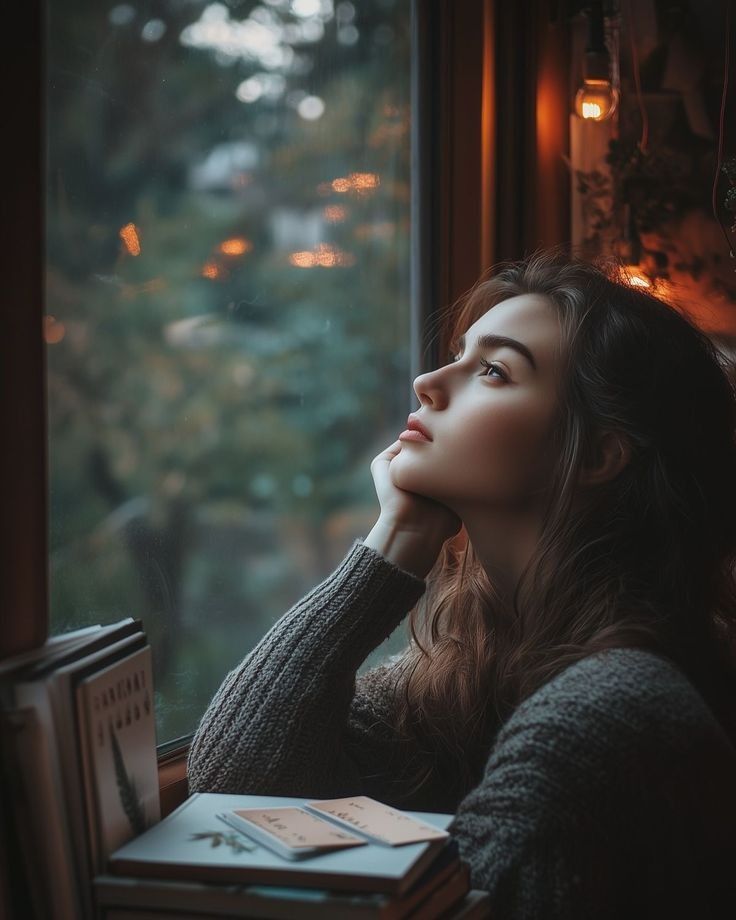 نشتاق أن نحتضن طفولتنا طويلًا
أن نشكو لها كيف قست الأيام علينا
دون إنذار
كيف كبرنا قبل أواننا
وكيف تعلم القلب الحذر
لأن الطمأنينة لم تكن سخية معنا

#خربشات_لحن