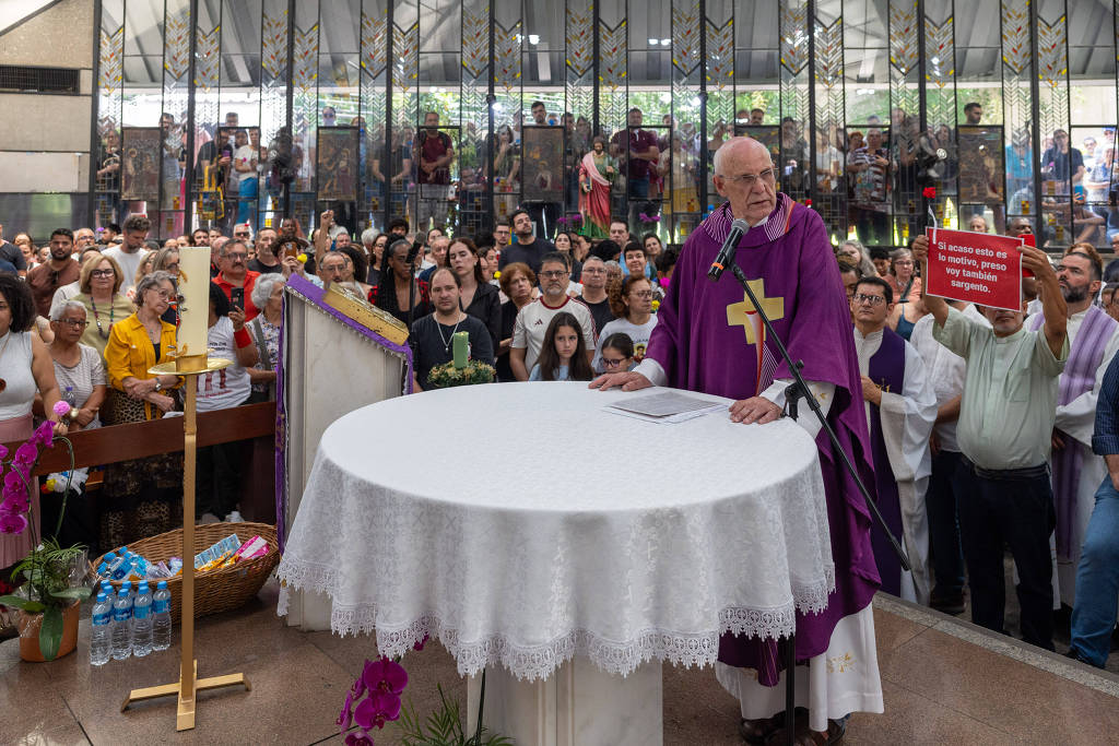 'Não quero ser exemplo para ninguém, só quero ser irmão de todos', diz Júlio Lancellotti em 1ª missa após veto