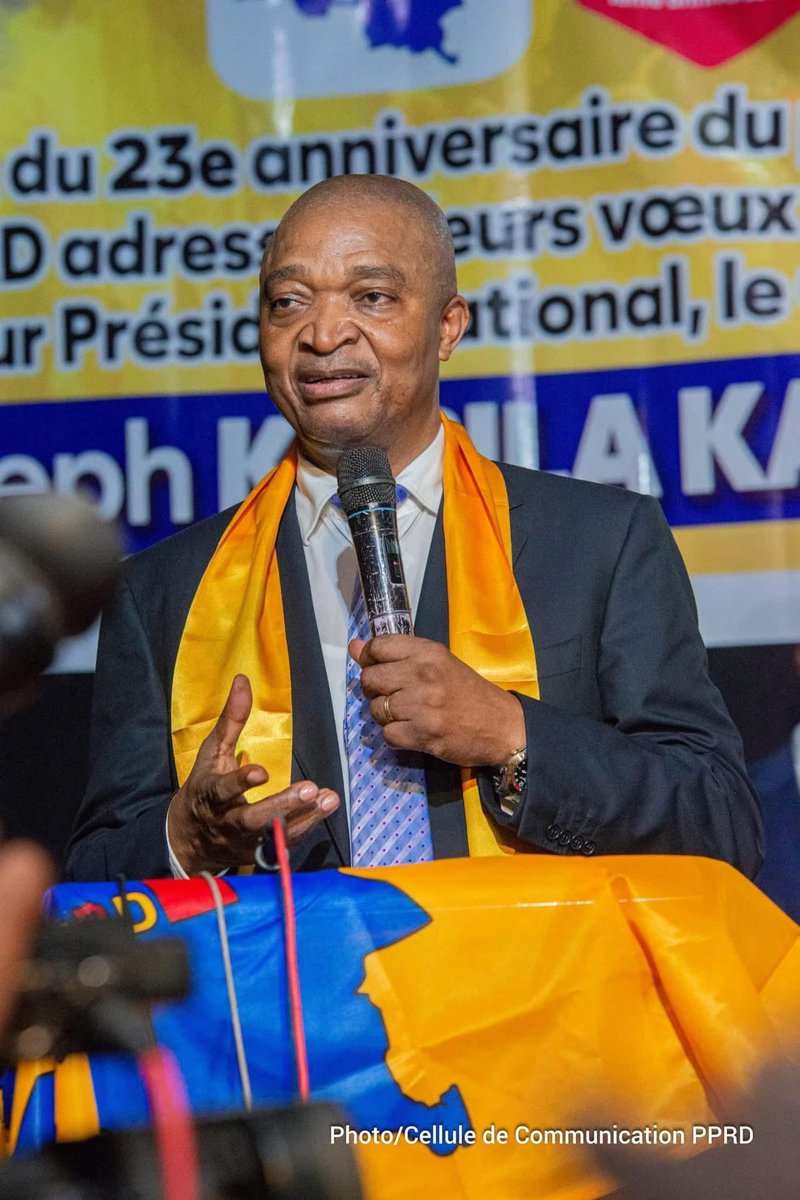 Congo_avenir1's tweet photo. Une nouvelle semaine s’ouvre alors que plus de six jours se sont écoulés depuis l’incarcération du Secrétaire permanent du PPRD, toujours privé de tout contact avec sa famille biologique, politique ainsi qu’avec ses avocats.

Face à cette situation préoccupante, plusieurs acteurs politiques de l’opposition et organisations de la société civile se sont officiellement prononcés pour exiger sa libération immédiate et sans condition, dans le strict respect de l’État de droit.

L’État de droit ne saurait tolérer de telles pratiques, a fortiori à l’égard d’un homme d’État et professeur d’université. Son arrestation, intervenue à 3 heures du matin, s’apparente à une arrestation arbitraire, en violation manifeste des lois de la République. 

@USAmbDRC @UEenRDC @RFI @FRANCE24 @StanysBujakera