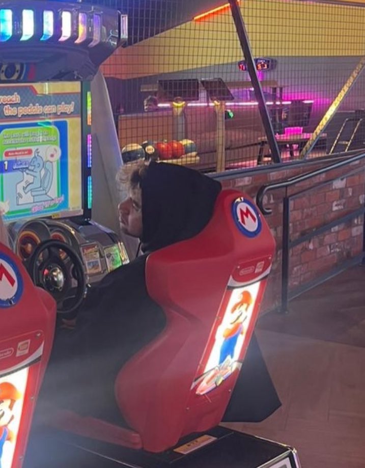 HERE4CALUM's tweet image. the hottest thing a man can do is be calum hood