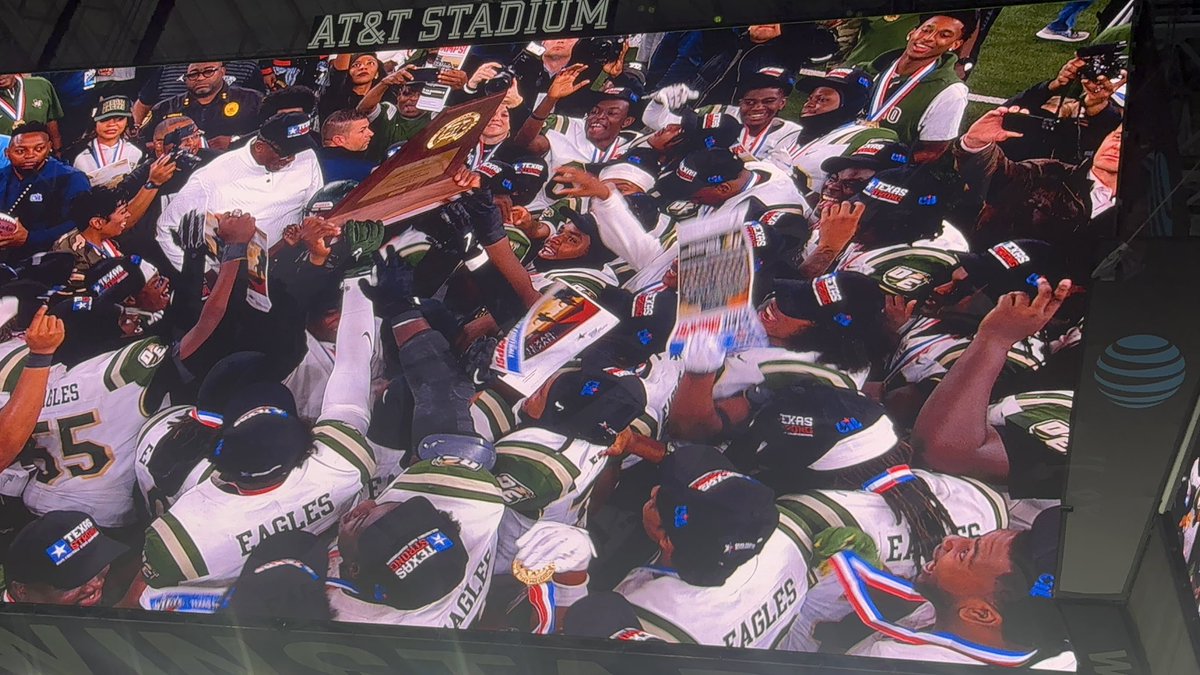 isyfashion's tweet photo. The @FootballDesoto community woke up not only feeling like champions today, but ACTUAL champions!
S/o to Mayor @rachellproctor for representing the 🙌🏾w/all of her ♥️s/o to this mannerable kiddo @BoobieFeaster23 for getting the classroom handled to head to college a yr early. 🫶🏾 https://t.co/KbGP8EVASQ