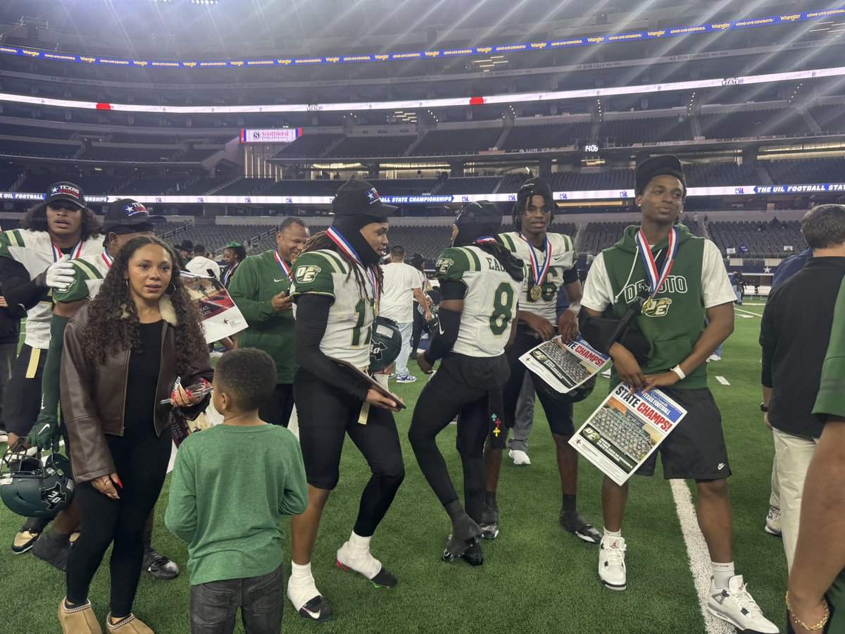 isyfashion's tweet photo. The @FootballDesoto community woke up not only feeling like champions today, but ACTUAL champions!
S/o to Mayor @rachellproctor for representing the 🙌🏾w/all of her ♥️s/o to this mannerable kiddo @BoobieFeaster23 for getting the classroom handled to head to college a yr early. 🫶🏾 https://t.co/KbGP8EVASQ