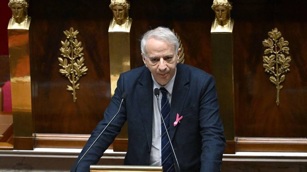 🔴⚡Info <a href="/lopinion_fr/">l'Opinion</a> Le PS favorable à un 49.3 dégainé par Lecornu | « Mais qui aurait pû prédire ? » que le PS retournerait de nouveau sa veste ? Tout le monde.
Le député socialiste <a href="/laurentbaumel/">Laurent Baumel</a>
qui avait pourtant fait du renoncement au 49.3 LA condition de la non-censure du