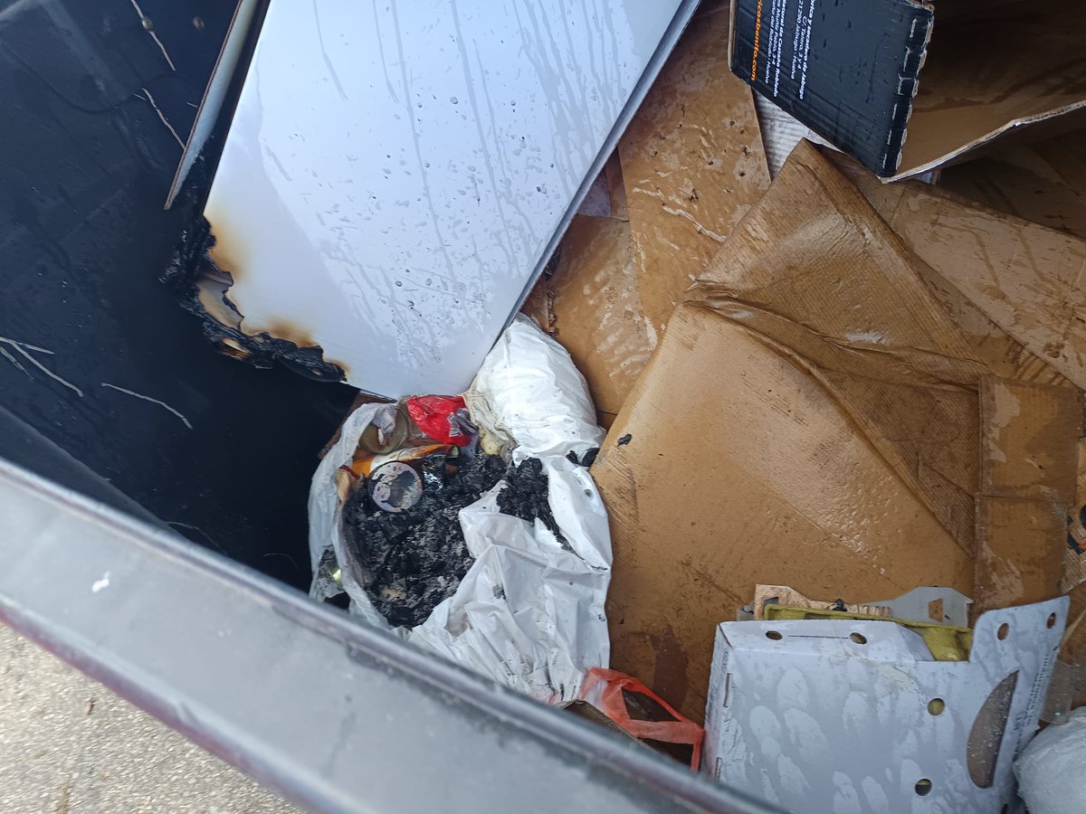 Esta mañana ante aviso de CECOM, incendio de contenedor a nuestra llegada observamos que se ha producido por depositar ascuas, es importante antes de depositarlas que estén totalmente apagadas, así se evita siniestro a mayores por incendio.
Queda sofocado por nuestro equipo.