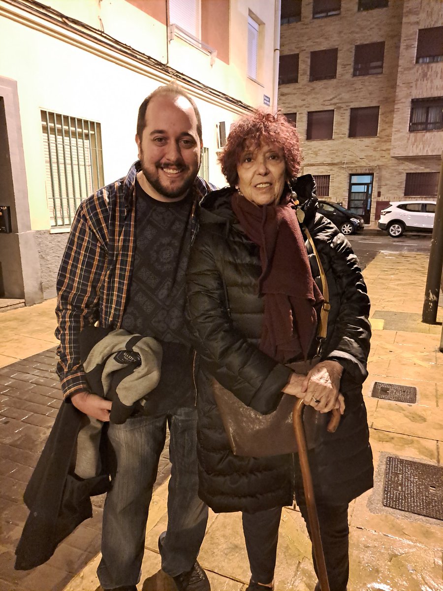 De Maruja Torres se pueden decir millones de cosas, yo voy a aprovechar este <a href="/Impres_TVE/">Imprescindibles TVE</a> para recordar cuando la "abordé" en una callejuela a la salida trasera del teatro. Chispeaba. Se lo tomó con humor y charlamos un rato. Fue maravillosa. Siempre referente. #IMPMaruja