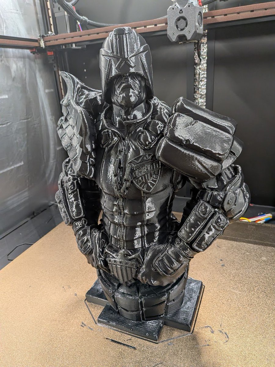CanuckCreator's tweet image. What better way to test how well the insulation works on a large volume printer in a cold garage than a 200% scale @eastman Judge Dredd print
@Polymaker_3D polylite ABS, .6 nozzle, .3lh, total print time 15 and a half hours, 400mm tall overall