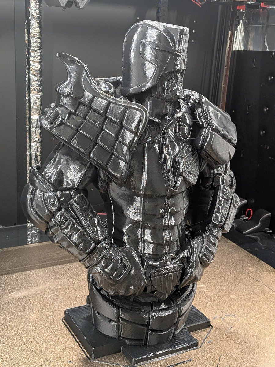CanuckCreator's tweet image. What better way to test how well the insulation works on a large volume printer in a cold garage than a 200% scale @eastman Judge Dredd print
@Polymaker_3D polylite ABS, .6 nozzle, .3lh, total print time 15 and a half hours, 400mm tall overall