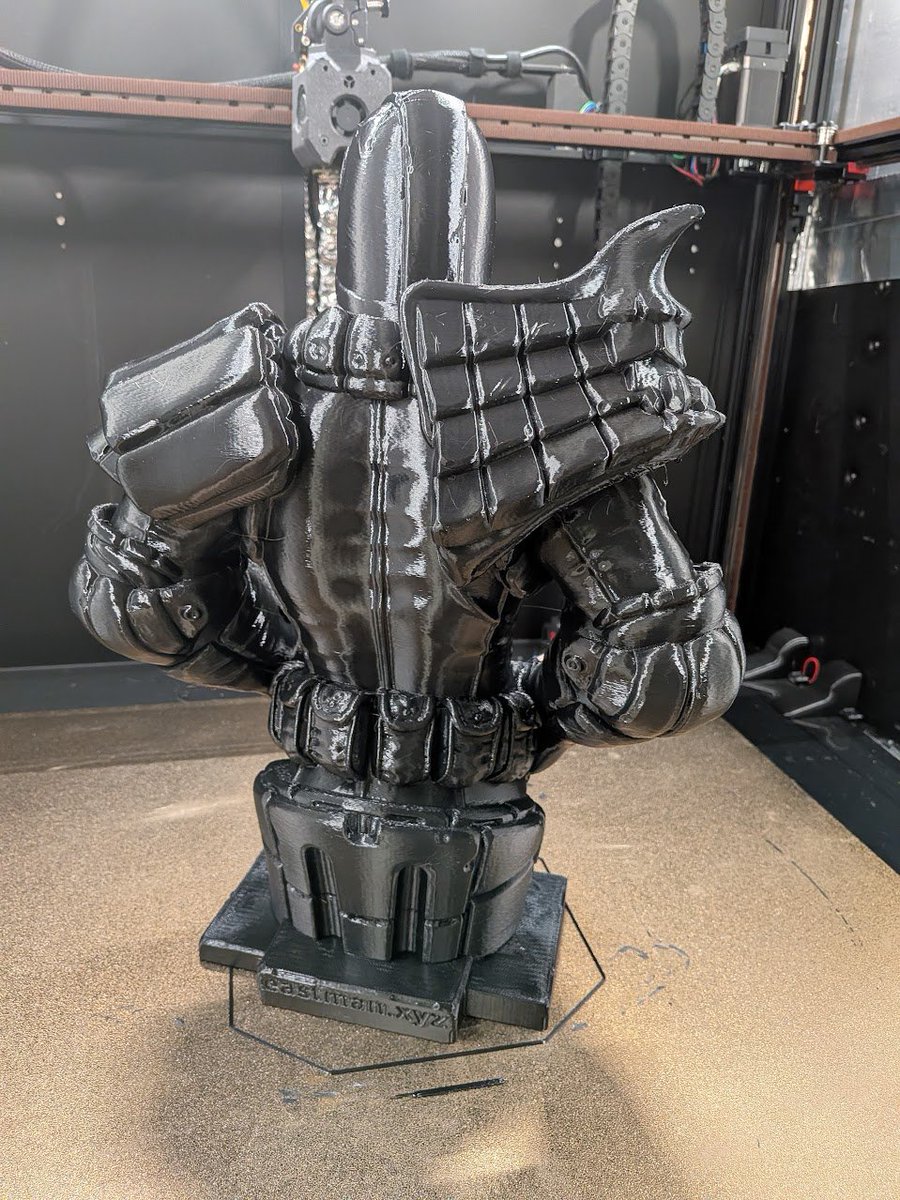 CanuckCreator's tweet image. What better way to test how well the insulation works on a large volume printer in a cold garage than a 200% scale @eastman Judge Dredd print
@Polymaker_3D polylite ABS, .6 nozzle, .3lh, total print time 15 and a half hours, 400mm tall overall