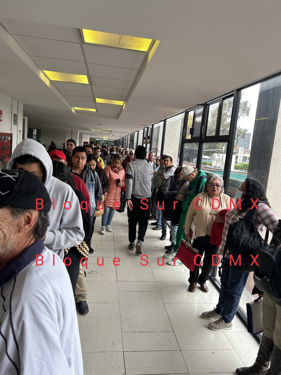 COLAPSA IMSS LA RAZA
Pese a que parece un acarreo en el Zócalo esta vez se trata de miles de personas que tratan de conseguir atención médica en el IMSS de la Raza, el sistema de Salud ya colapso, la gente pasa más de 5 horas para atender su salud y mucho ya no alcanzan a pasar.