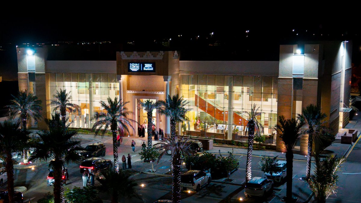 خلال زيارتي لمركز التراث الثقافي بمنطقة القصيم، سرّني ما تعكسه مؤشرات الإقبال على مراكز المواقع التراثية في المملكة من نموٍ لافت في السياحة الثقافية؛ إذ تجاوز إجمالي الزوار 800 ألف زائر من 145 جنسية، وفي القصيم تتجلى ثمرة هذه الجهود باستقبال المركز أكثر من 1,800 زائر من 27 جنسية،