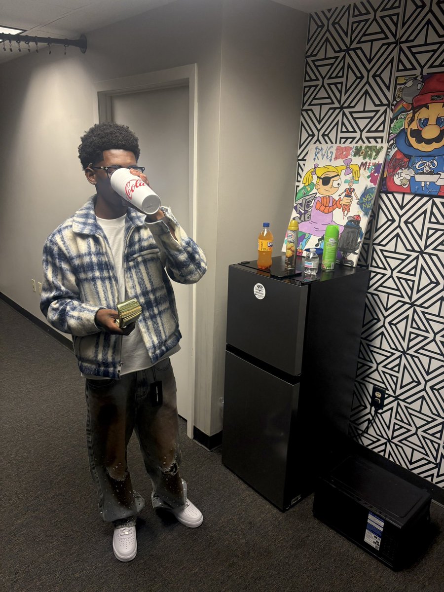 YneVedo's tweet photo. I den served a 100 bags I den popped a 100 xans I den fucked her & her friend all I know is FreeBandz🦅🏚️💫
#SoufSide #NLBA #YNE #LLCHICO💙💙💙 https://t.co/mI7HwiGpGw