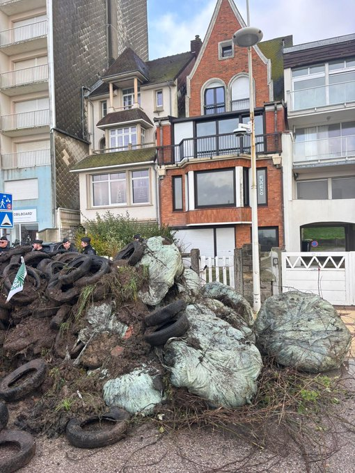 ferozwala's tweet photo. Farmers in France are protesting.
French farmers dumped tons of manure outside Macron’s residence in #Le_Touquet in protest.
No speeches. No lectures. Just raw, unmistakable anger from the ground.
#France #Farmers_Protest
https://t.co/KukDcHSvdL https://t.co/BygYQWgCcx