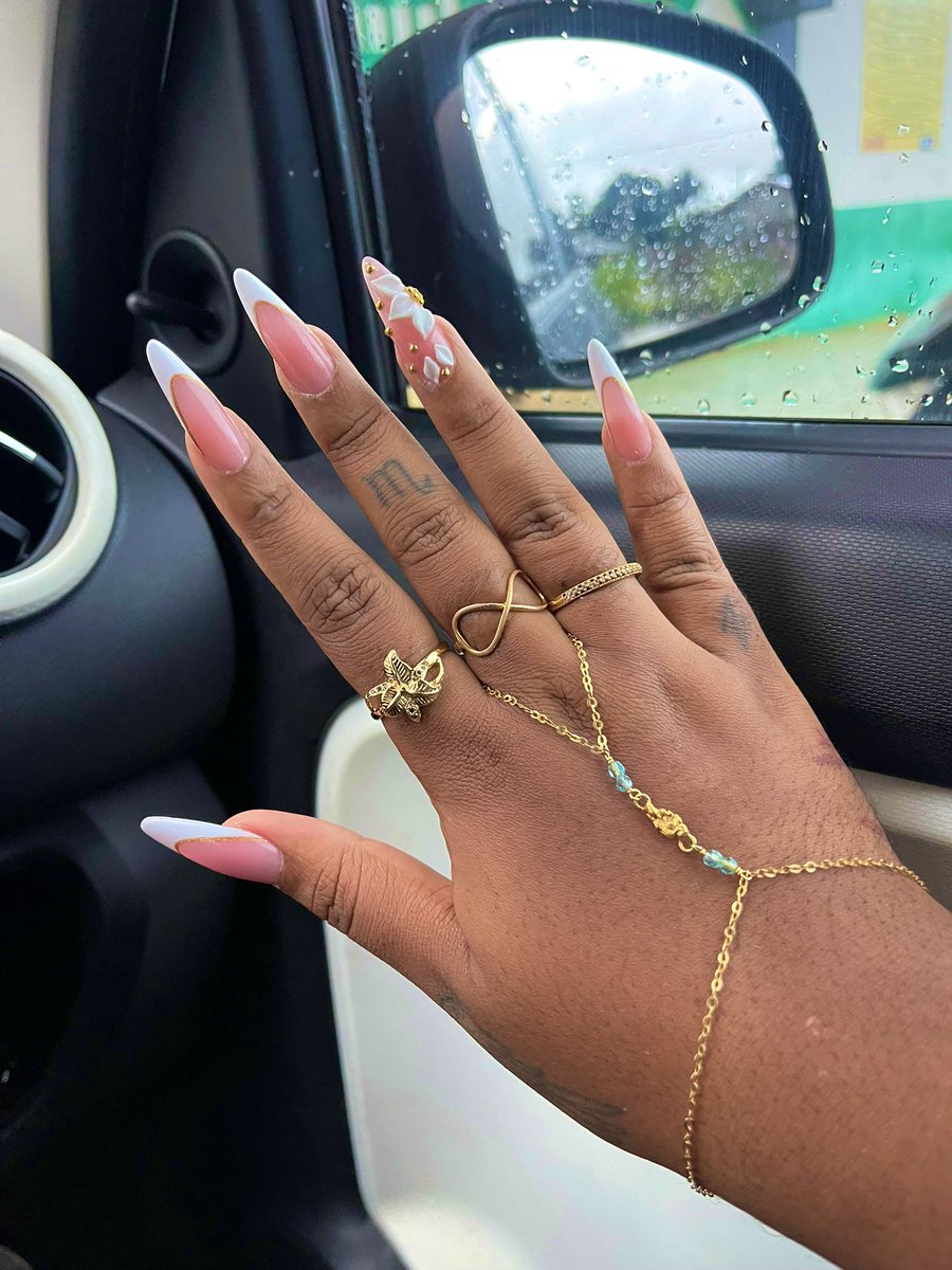 LaMeufSimple1's tweet image. Me Revoici 🤍✨
#NailsDone