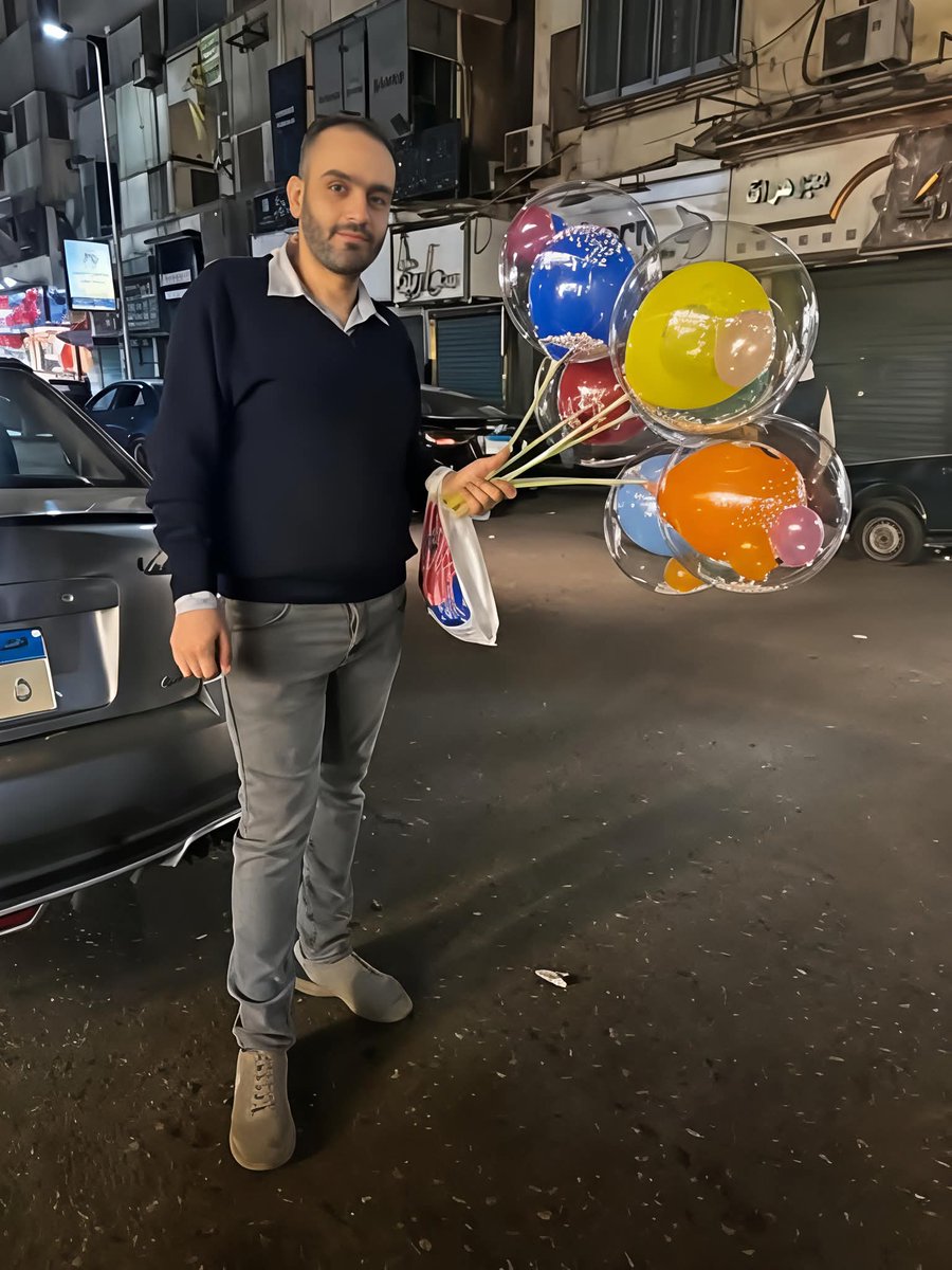 snaae123's tweet image. أنااسمي محمد شاكرعندي ولدوبنت صغيرين وشغال بياع بلالين🎈معايامعهد سياحة وفنادق،اشتغلت كتير في أماكن كبيرة،بس دلوقت بنزل ألف الشوارع أبيع بلالين مكسبي في البالونة5جنية، الشغل الحلال يكسرالضهر لكن ميكسرش عيني،اتمني تدعموني وتشجعوني ولوبكلمة حلوة أودعوة منكم ربنايرزقني ويرزق الجميع