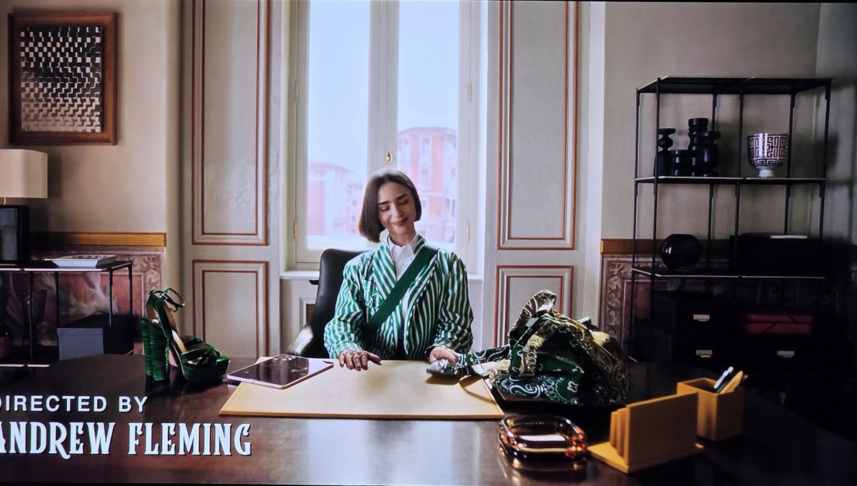 크리스마스 홀리데이 시작!!
'에밀리 파리에 가다'시즌5도 나왔으니 정주행 시작😆🇮🇹