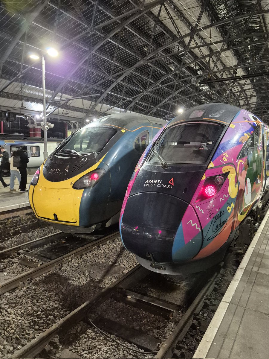 Westfield113594's tweet image. 807 010 and 390 045 chillin at Liverpool Lime Street on 28th November 2025 my pics
#class807 #class390 #class390pendolino #LiverpoolLimeStreet #trains