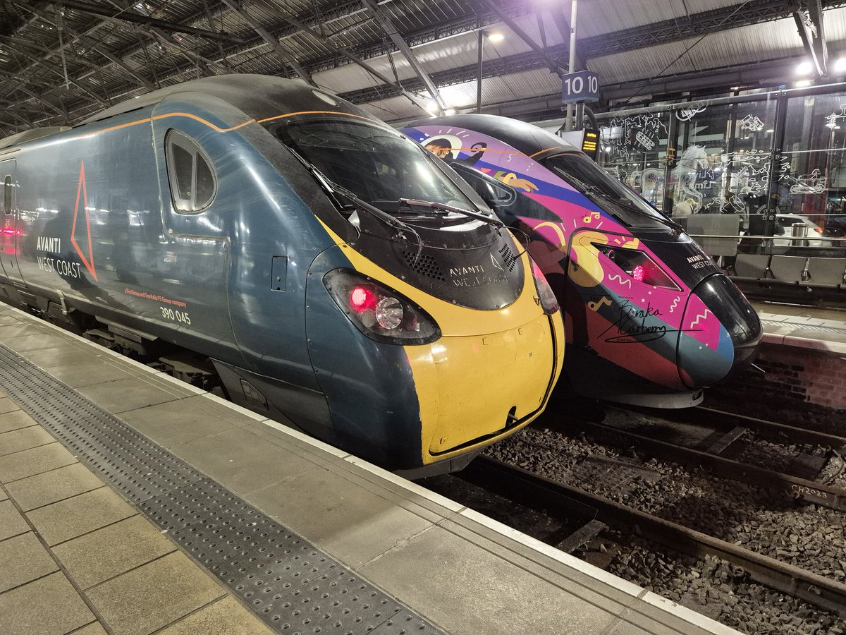 Westfield113594's tweet image. 807 010 and 390 045 chillin at Liverpool Lime Street on 28th November 2025 my pics
#class807 #class390 #class390pendolino #LiverpoolLimeStreet #trains