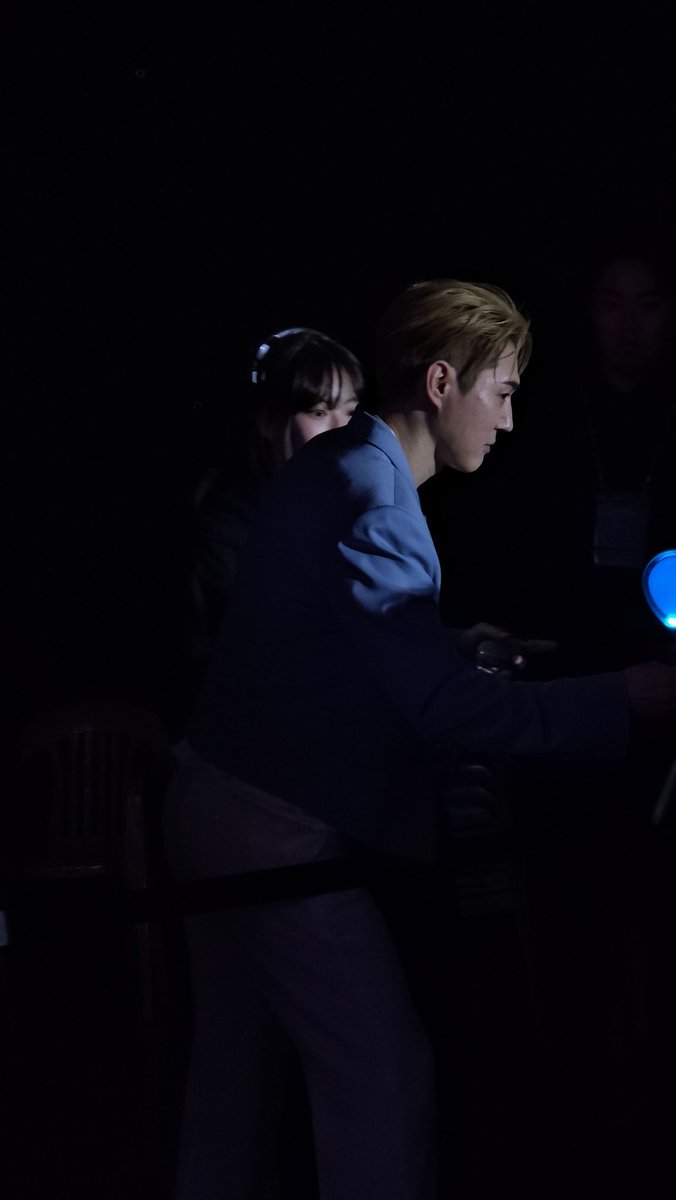 1222_0113's tweet photo. 이쁘게 싸인해서 곱게 돌려드렸는데 영상이 안 올라가네👀 안다정씨 내 인생 책임 좀..매력에서 벗어날수가없네 증말 https://t.co/3Wt4oWQPDM