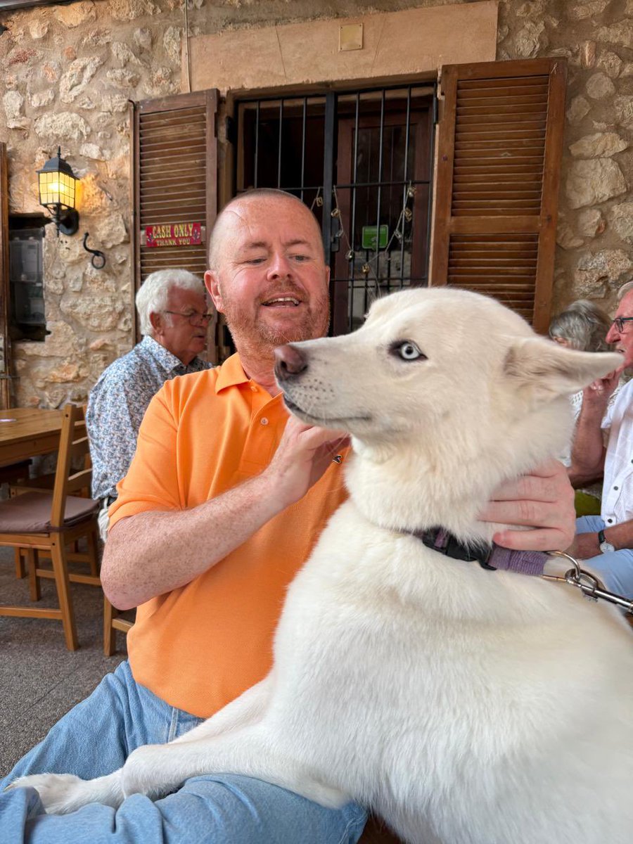 OllieGoddardGsy's tweet photo. Last one. Just thinking about the year past and remembered this lovely lovely dog that came straight up to me and jumped up to say hello/get some attention. I was in a small (beautiful) town called Calvia (Mallorca).
#AlphabetChallenge #WeekYforYearPast https://t.co/xFPT6jqq98