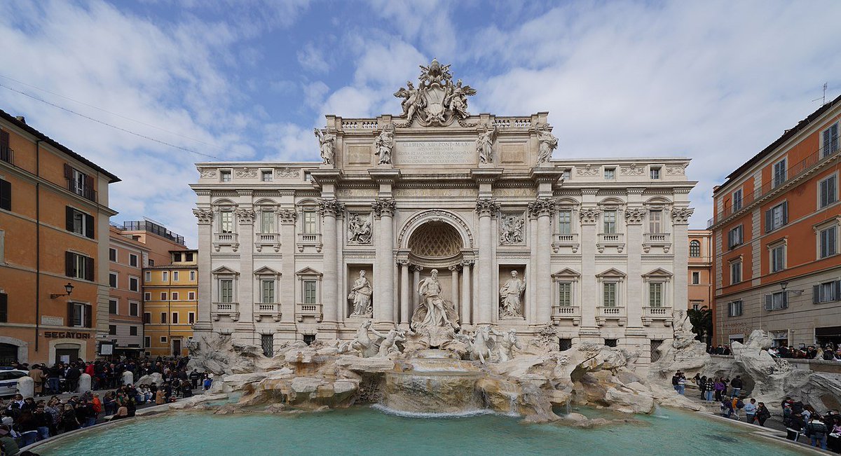 Fontana di Trevi. I papi l'hanno costruita. I comunisti ti chiedono 2€ per vederla.