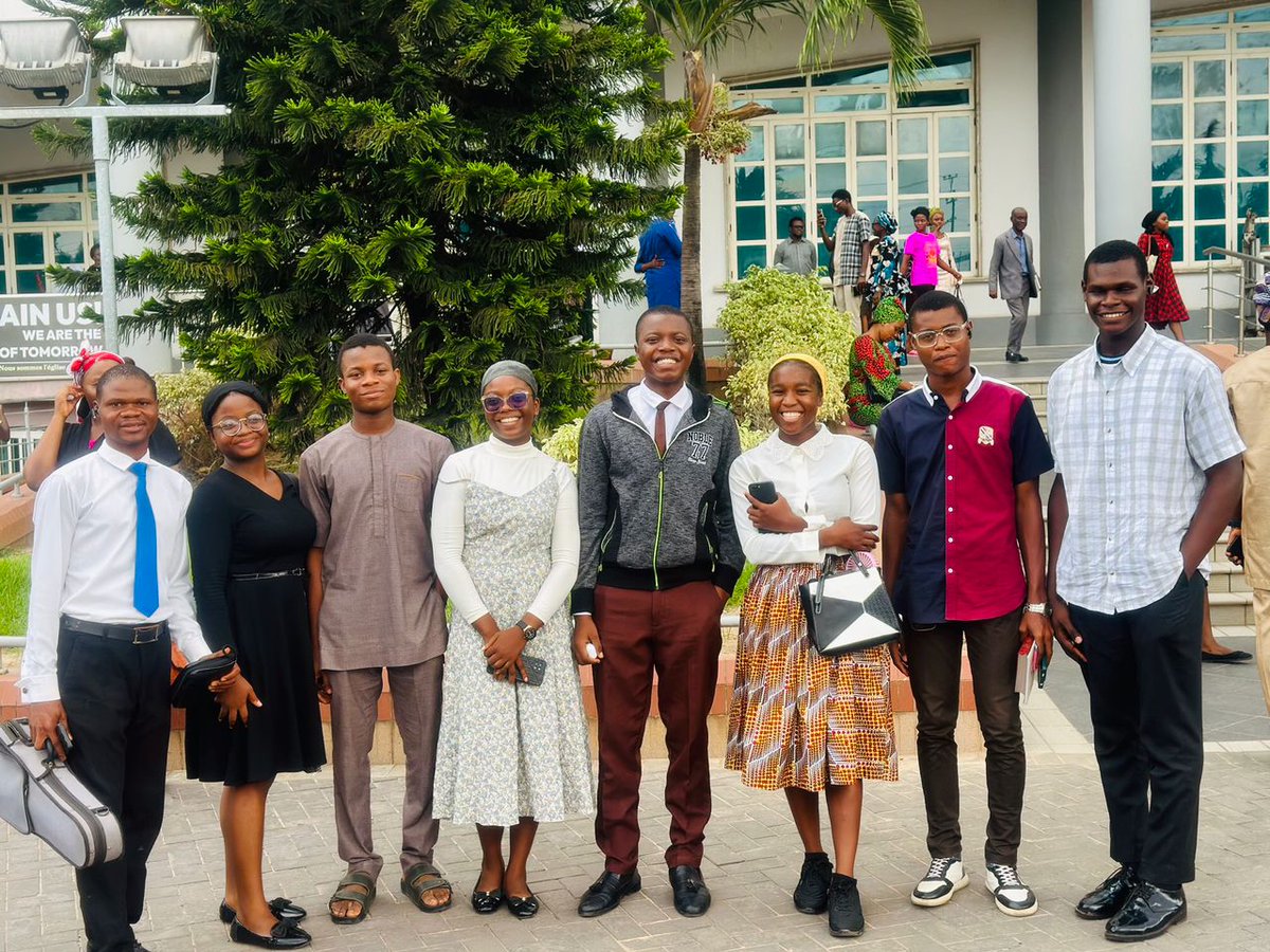 Victorpraize22's tweet photo. Great time it was in God's Presence today, meeting friends and those I call FAMILY.(DLCF UNN /UNEC CONNECT)It was nice meeting the singing_chef herself, ADESINA PRECIOUS.
it's the week of December retreat, DON'T MISS IT.
#SundayServiceWithKumuyi 
#DLDR https://t.co/h3qQ9lXhwh