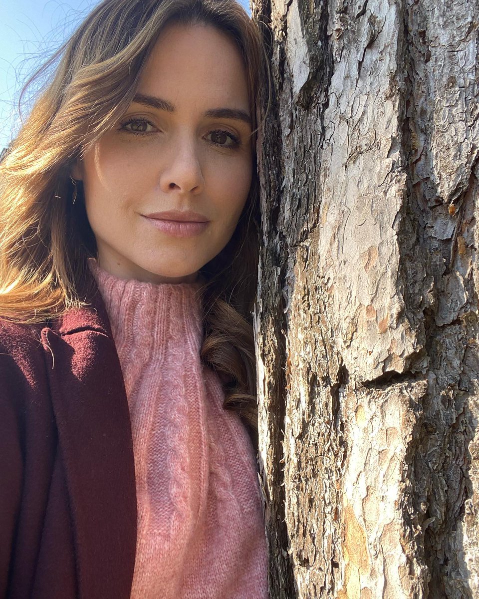 Jenniferrr82's tweet photo. This tree listens better than most people. And it doesn’t interrupt 🌳😉 https://t.co/IjAFkUV5Bw