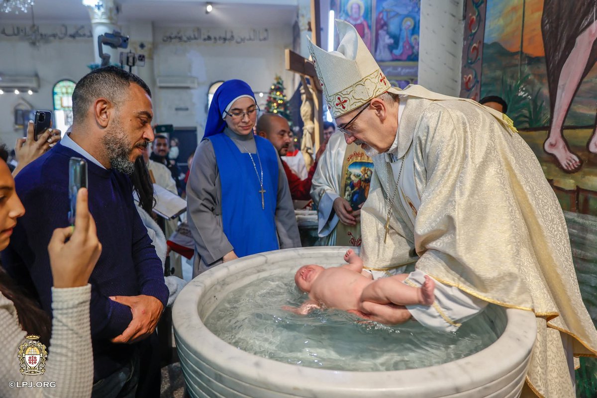 PGabRomanelli's tweet image. En una emotiva celebración, Su Beatitud el cardenal Pierbattista Pizzaballa presidió la misa de Navidad, recordándonos que la luz de la fe brilla con fuerza en nuestra comunidad.

La ceremonia fue doblemente especial gracias a los nuevos sacramentos: nueve feligreses recibieron…