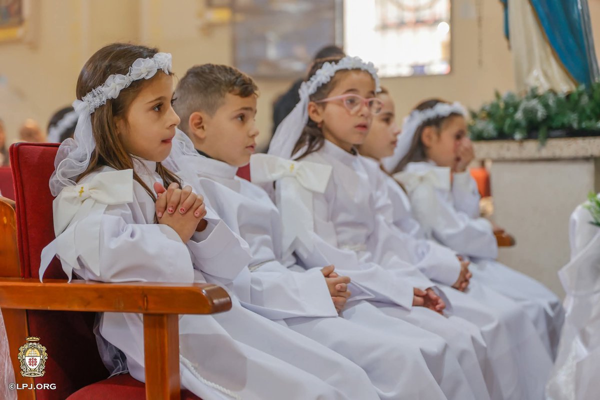 PGabRomanelli's tweet image. En una emotiva celebración, Su Beatitud el cardenal Pierbattista Pizzaballa presidió la misa de Navidad, recordándonos que la luz de la fe brilla con fuerza en nuestra comunidad.

La ceremonia fue doblemente especial gracias a los nuevos sacramentos: nueve feligreses recibieron…