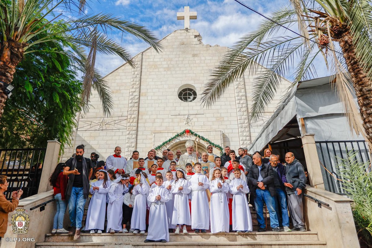 PGabRomanelli's tweet image. En una emotiva celebración, Su Beatitud el cardenal Pierbattista Pizzaballa presidió la misa de Navidad, recordándonos que la luz de la fe brilla con fuerza en nuestra comunidad.

La ceremonia fue doblemente especial gracias a los nuevos sacramentos: nueve feligreses recibieron…