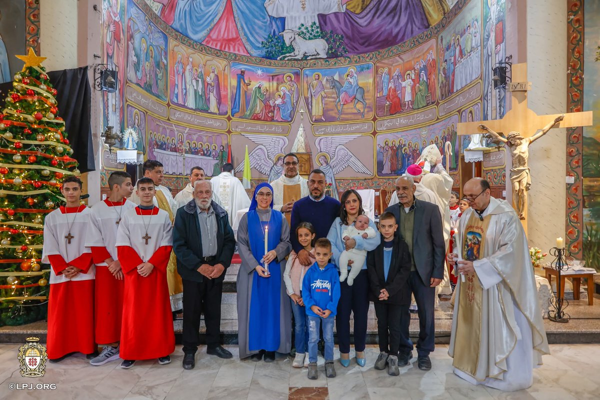 PGabRomanelli's tweet image. En una emotiva celebración, Su Beatitud el cardenal Pierbattista Pizzaballa presidió la misa de Navidad, recordándonos que la luz de la fe brilla con fuerza en nuestra comunidad.

La ceremonia fue doblemente especial gracias a los nuevos sacramentos: nueve feligreses recibieron…