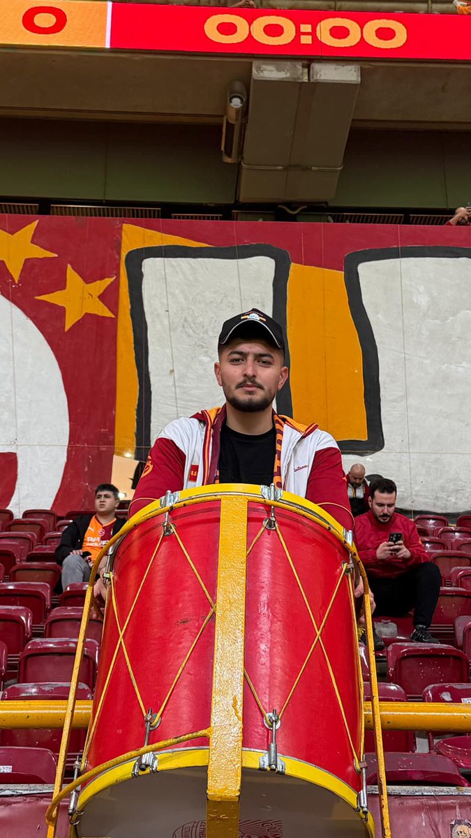 Ölmek için yaşıyor Galatasaray için savaşıyoruz ! 
#ultrAslan 🔒