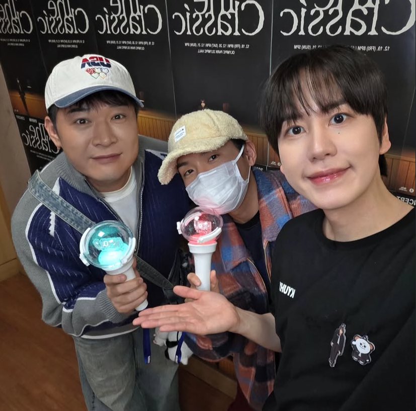 eunhyukietinee's tweet image. we love very supportive besties 🥺