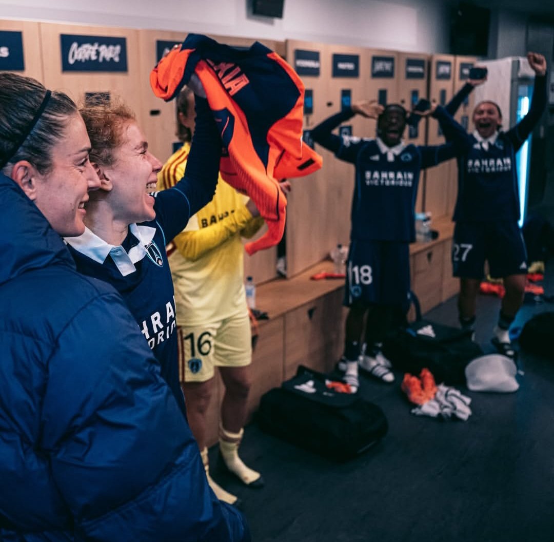 futfembarca's tweet image. 👑 Alexia Putellas visitó el vestuario de las jugadoras del Paris FC al finalizar el partido.