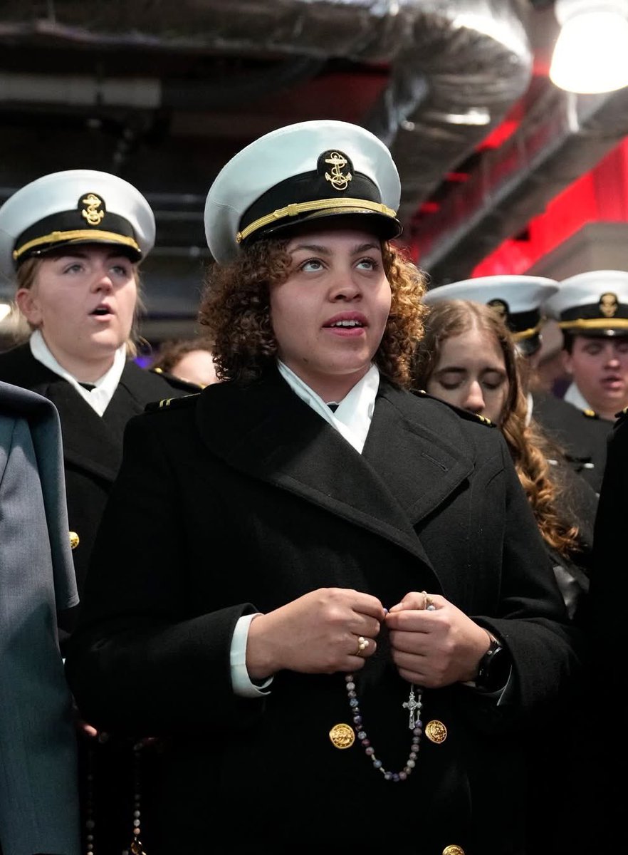 CatholicVote's tweet image. The Knights of Columbus held the 2nd Annual Halftime Rosary at Baltimore’s M&amp;amp;T Bank Stadium during the Army‑Navy Game. ~250 Catholic cadets and midshipmen, guided by Church and K of C leaders, gathered to pray the Rosary and celebrate their faith. 🙏

📸 The Knights of Columbus