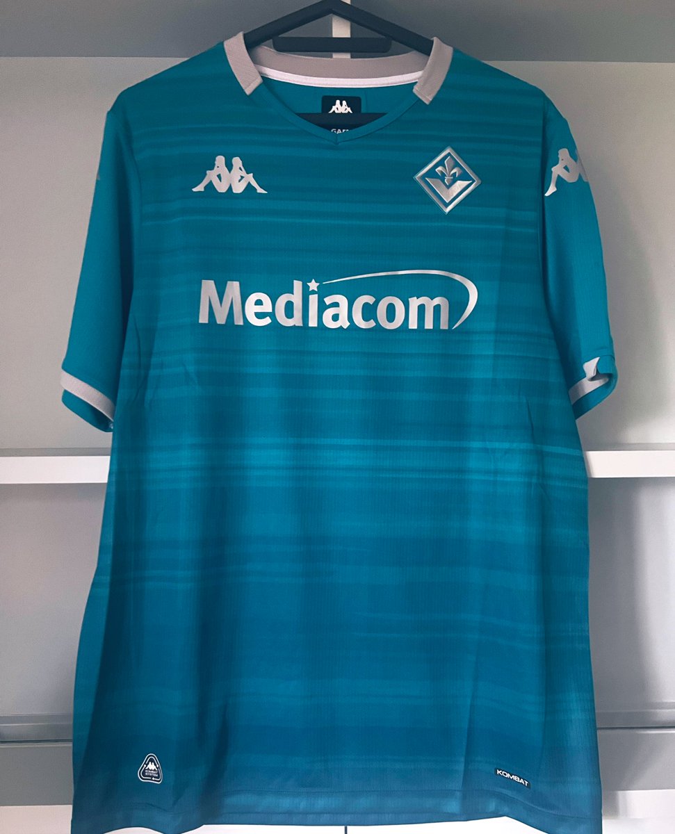 Kitfan08's tweet image. Shirts under the Radar 2025….

3. @acffiorentina x Kappa Third Shirt 

The blue and silver inspired by the reflections of the River Arno 
“On the silver Arno the firmament is mirrored" (printed inside the collar with the Ponte Vecchio coordinates)
#Fiorentina #ForzaViola #SeriaA