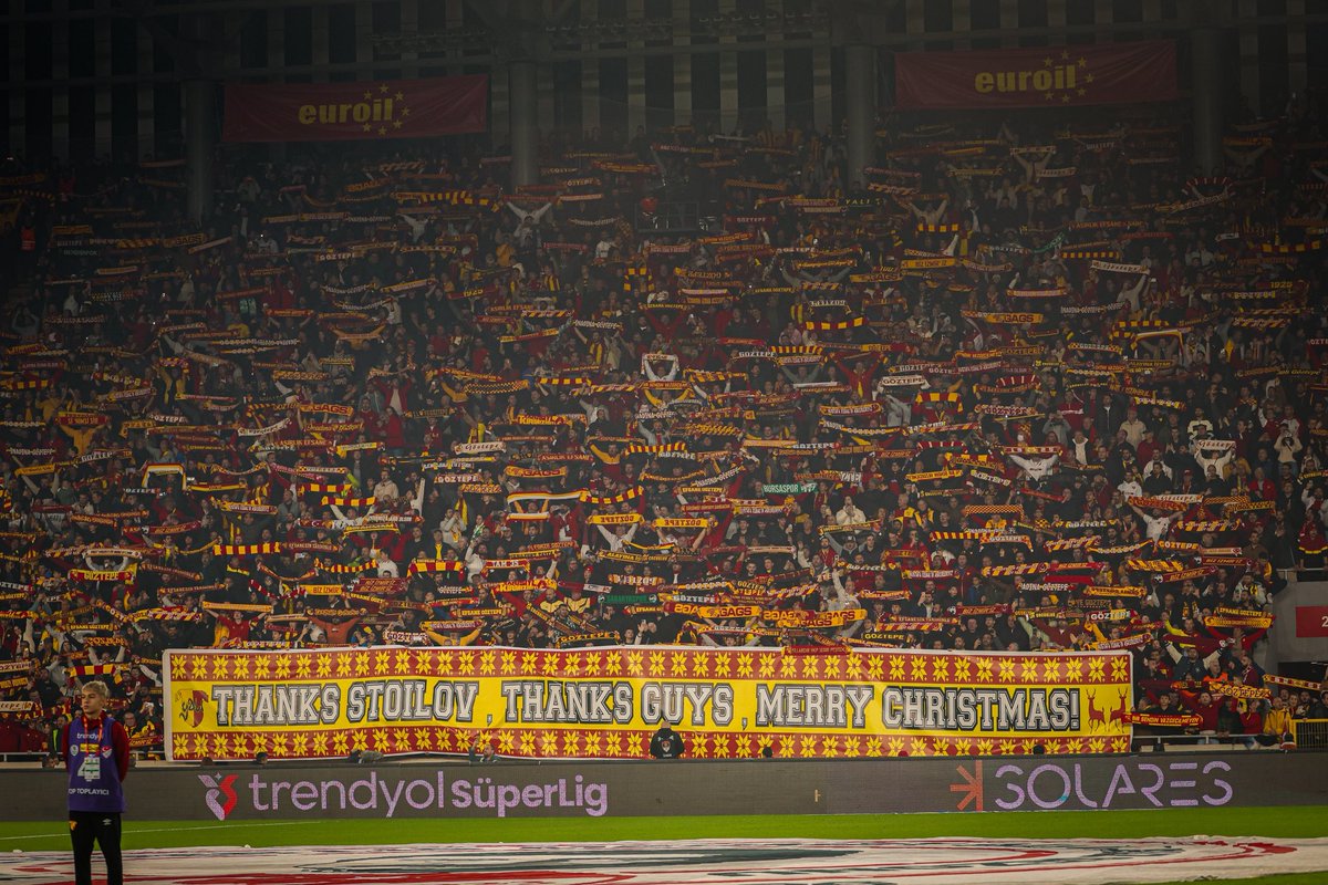YALIDERNEGI's tweet photo. TEŞEKKÜRLER STOILOV, TEŞEKKÜRLER ARKADAŞLAR, MUTLU NOELLER!

#Göztepe #Yalı #EmircanÖvüçÖlümsüzdür https://t.co/DJamB4nzcr