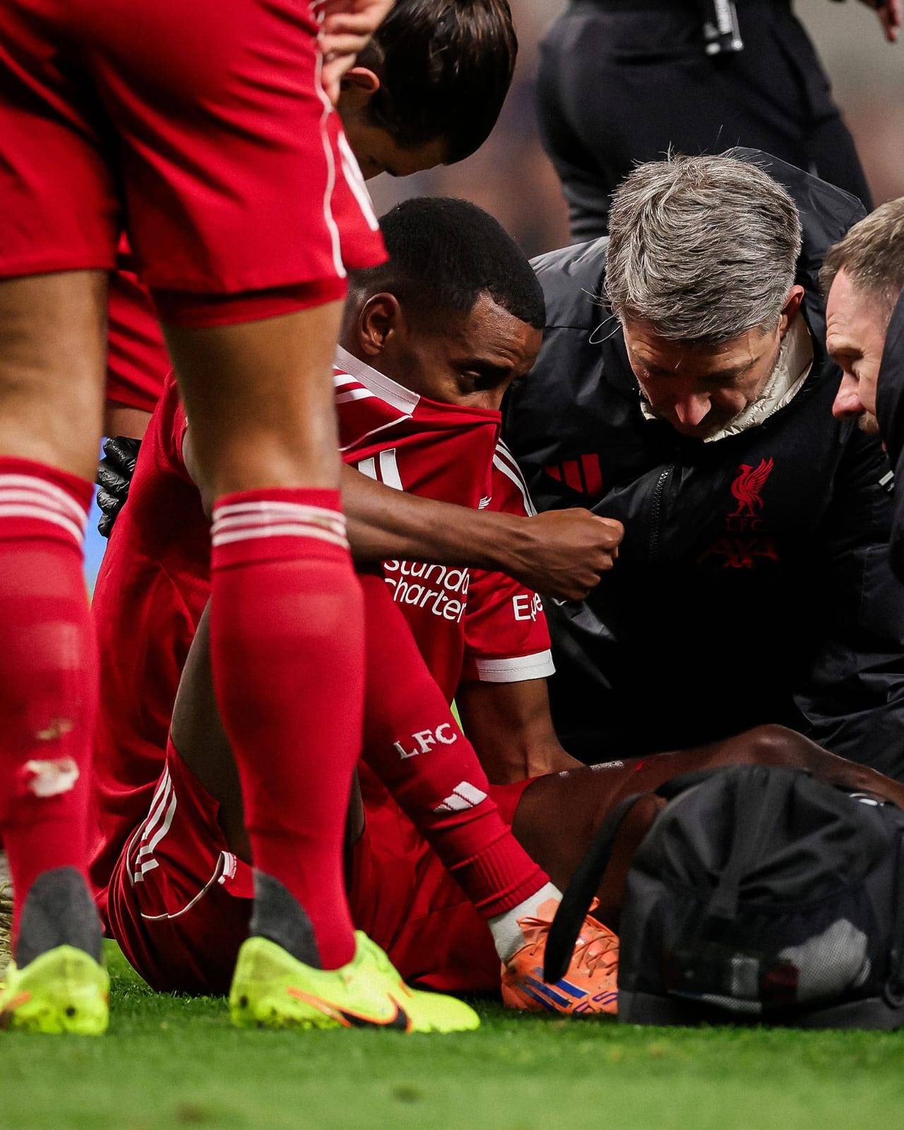 اشتباه بإصابة إيزاك نجم ليفربول بكسر في ساقه اليسرى وقد يغيب لمدة تصل إلى شهرين 