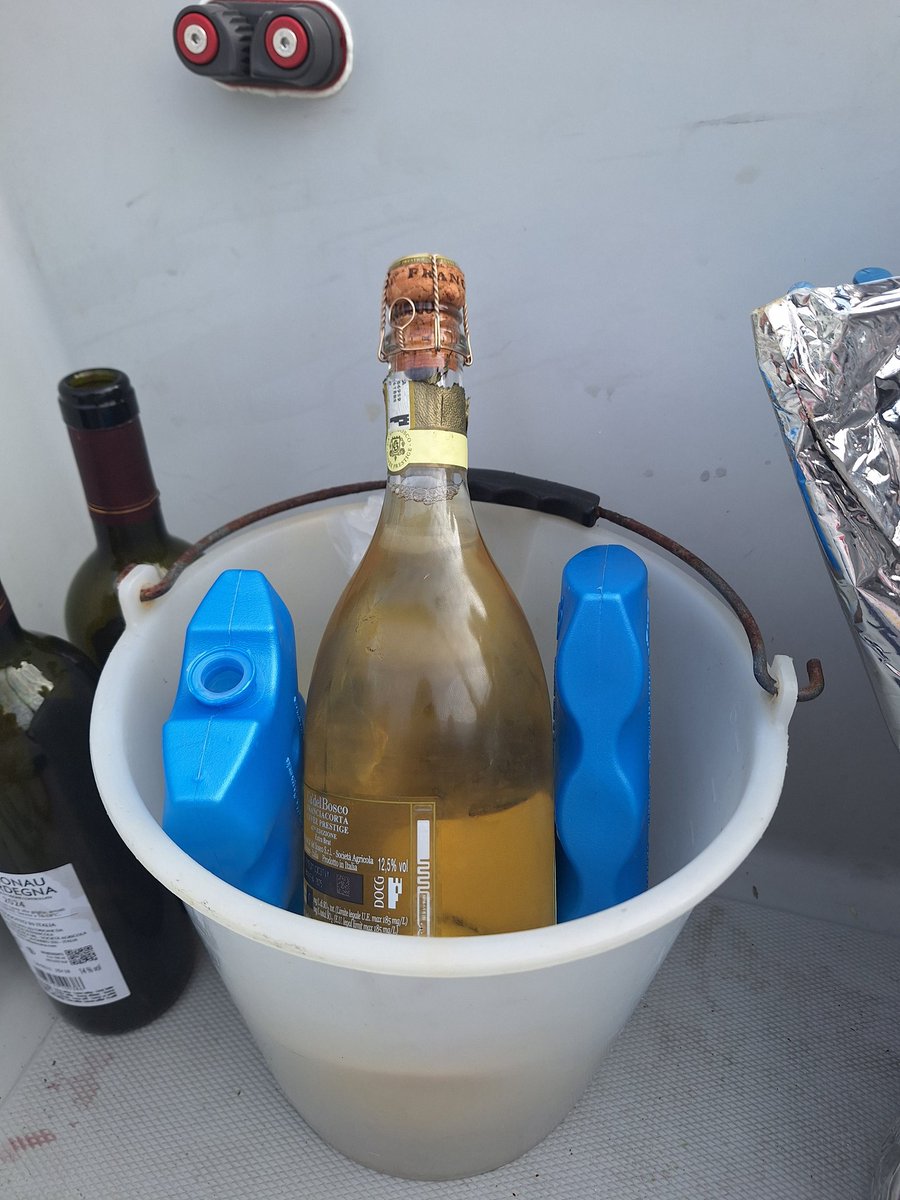 AnnaAP304's tweet image. Secchiello per il ghiaccio is for boys