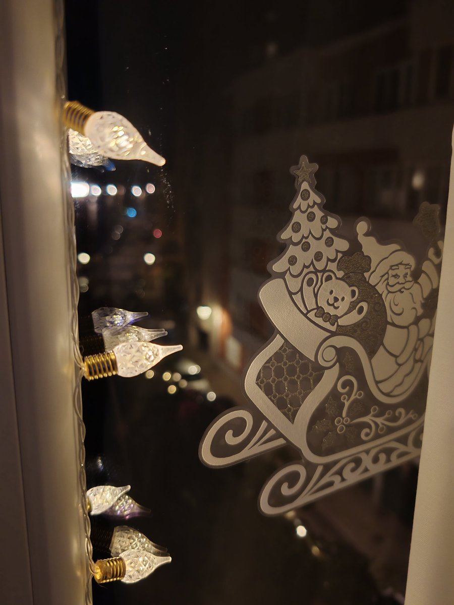 ✅ Une lumière dans la nuit.

Nous sommes à seulement quelques jours de Noël et ma rue est morne.

À part nous, personne n'a eu le désir de décorer ses fenêtres qui, partout, restent sombres, désespérément vides de toute décoration ou guirlande lumineuse.

Ainsi, le décor de nos