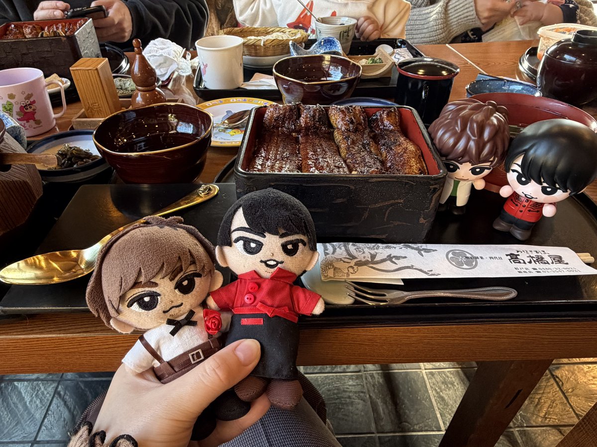 17810_23618's tweet photo. 今年も黄金のワンスプーンで舘様が行った高橋屋さんでうなぎをいただきました◎
去年は予約が入っていて見れなかったお部屋もお写真撮らせてもらえて嬉しかった〜
移動して火喰い鳥にご挨拶𓂃 🕊⋆͛
スノイルミは平日やってなくて見れなかったけど、舘様黄金ルート行けたので良かった✌🏻🌹❤️ https://t.co/vToCTWrzee