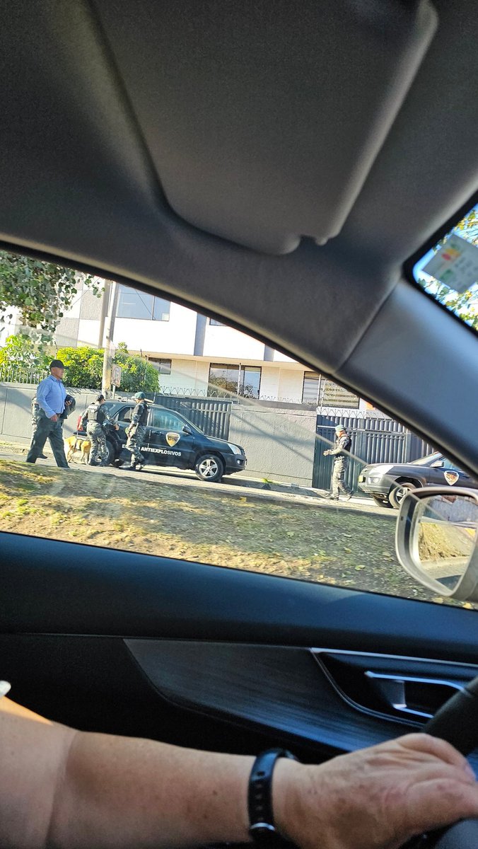 En este momento 21/dic/2025 16h20 en #Quito Av Edmundo Carvajal (subida al bosque) esta cerrado de subida (dejan pasar en contravia). 2 autos antiexplosivos de la <a href="/PoliciaEcuador/">Policía Ecuador</a> y unos 10 policias...