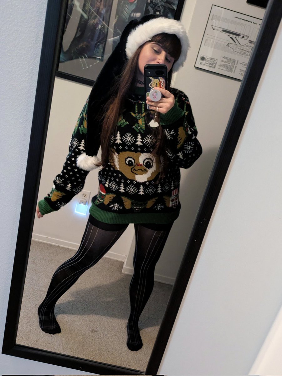 Madamredrum's tweet photo. Gothmas legs ~ 🩶🎄 #nylonlegs #blacksantahat #christmassweater #pantyhosekink #nylonfetish #footfetish #nylons #gothmas #legs #hosiery https://t.co/LMmxZNf8o3