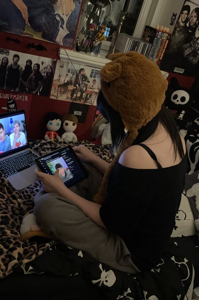 isaheartsdnp's tweet image. my friend took this photo of me earlier oh my god i am so phanpilled