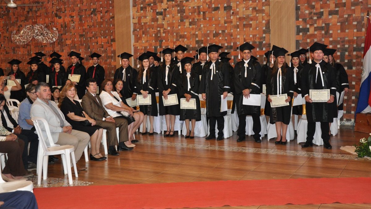 La Universidad Nacional de Pilar celebró la graduación de nuevos profesionales de grado y posgrado del aula San Ignacio, reafirmando su compromiso con la formación al servicio de la sociedad y el desarrollo regional, con la participación de autoridades universitarias.