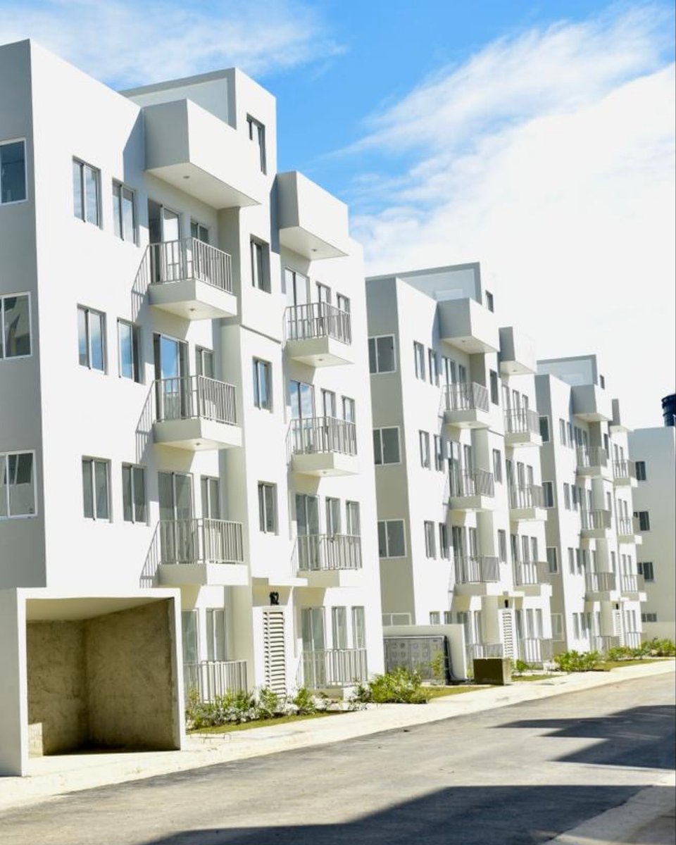 El presidente <a href="/LuisAbinader/">Luis Abinader</a> entregó 180 apartamentos del Plan Mi Vivienda en Hato del Yaque, Santiago, que beneficiarán a igual número de familias. 

🔗 Amplía en prensadelpresidente.gob.do