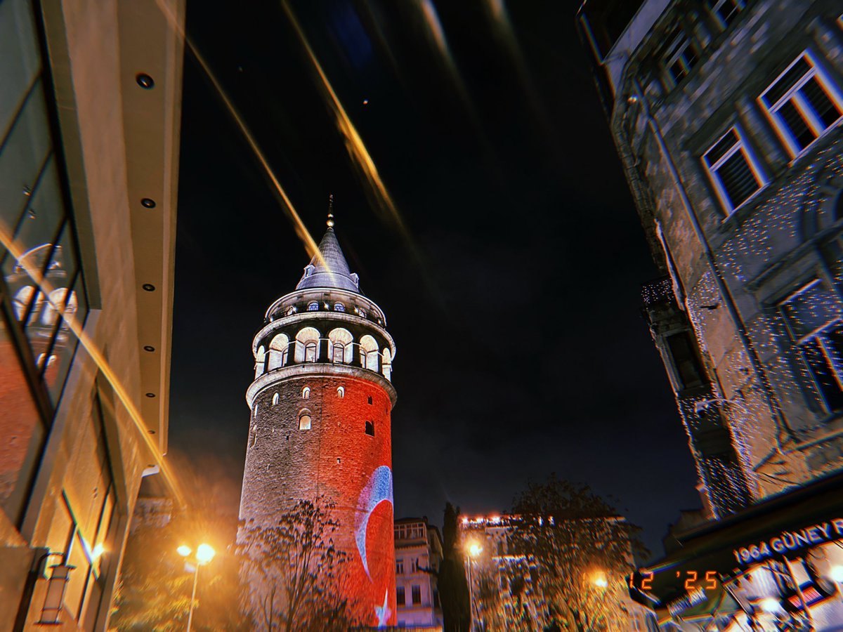 zeynp_un's tweet photo. İstanbul’da herhangi bir yerde durup deklanşöre basmak yeter✨ https://t.co/yHCkJ0F5vv