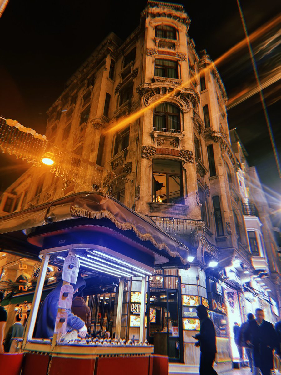 zeynp_un's tweet photo. İstanbul’da herhangi bir yerde durup deklanşöre basmak yeter✨ https://t.co/yHCkJ0F5vv